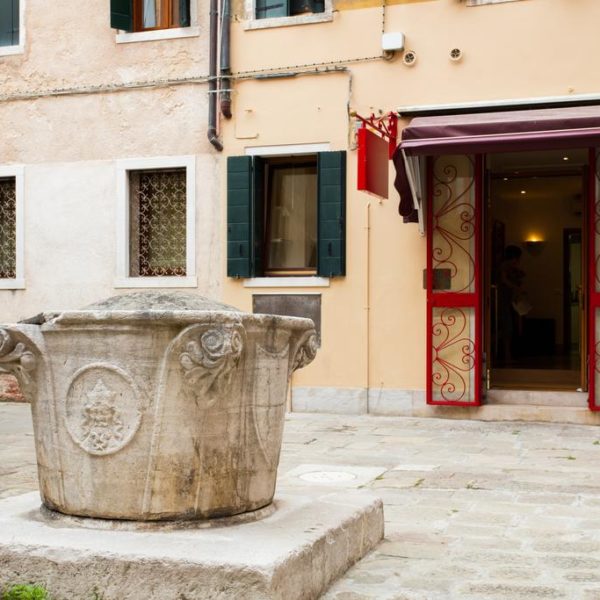 corte esterna dettaglio entrata Hotel Cannaregio 2357 con vera da pozzo