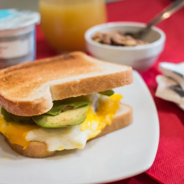 Dettaglio colazione toast con avocado e uovo strapazzato