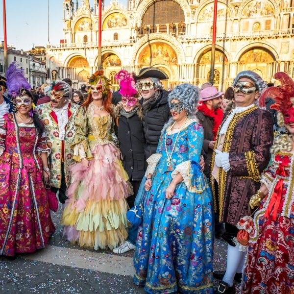 foto gruppo di maschere carnevale Venezia